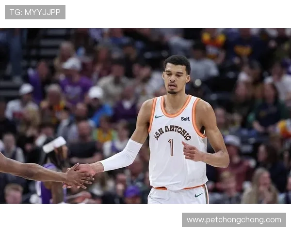 张佳玮谈文班进攻策略并展望健康状态下争夺最佳防守球员荣誉